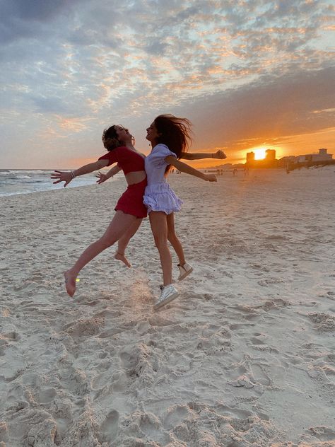 pictures with friends, pictures with friends summer, beach aesthetic, beach poses, poses with friends Mother Day Photo, Fun Beach Pictures, Mothers Day Photoshoot, Mommy And Me Poses, Aesthetic Mother, Beach Best Friends, Beach Picture Ideas, Summer Beach Aesthetic, Beach Vacation Pictures