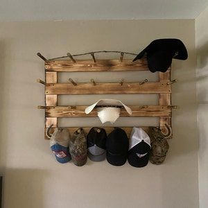 Western Hat Rack, Diy Hat Display, Cowboy Hat Holder, Diy Hat Rack, Southwest Furniture, Cowboy Hat Rack, Country Hats, Hat Organization, Hat Holder