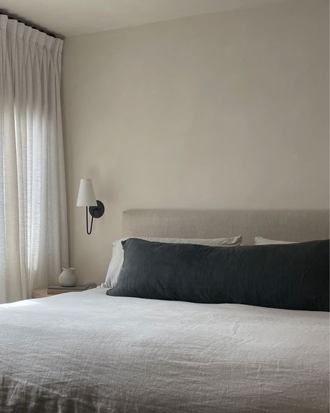 Headboard Aesthetic, Linen Headboard Bedroom, Spain Bedroom, Small Loft Bedroom, Bed Backrest, Linen Bed Cover, Minimalist Bedroom Decor, Linen Headboard, Minimalist Bed