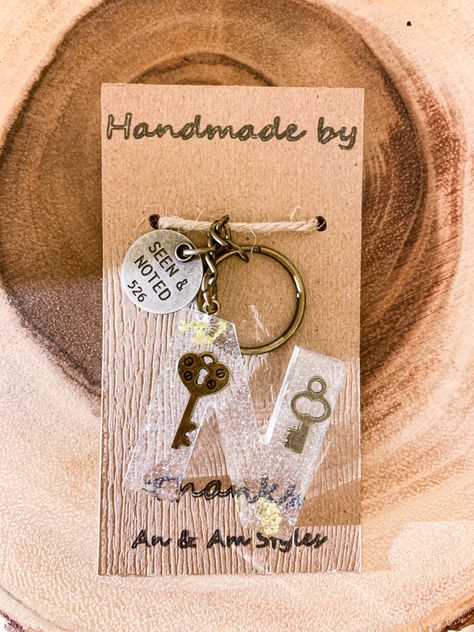 Packaging Ideas For Keychains, Keychain Package Ideas, Keychain Packing Ideas, Diy Keychain Packaging, Packaging For Keychain, Keychain Gift Wrapping Ideas, Keychain Packaging Ideas Diy, Keychains Packaging, Keychain Packaging Ideas