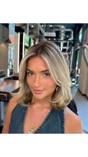 Blonde Long Bob Dark Roots, Short Blonde Hair Old Money, Blonde On Dark Hair All Over, Hair By Suzi, Blonde Bob Shadow Root, Old Money Blonde Short Hair, Short Old Money Hair, Short Bouncy Hair, Old Money Short Hair