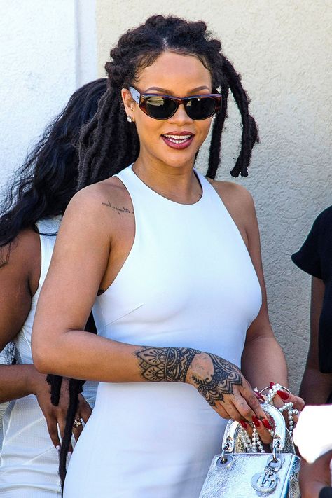 Rihanna Locs, Rihanna Dreads, Rihanna Dreadlocks, Fenty Clothing, Rihanna Fashion, Rihanna Street Style, Natural Dreadlocks, Looks Rihanna, Rihanna Outfits