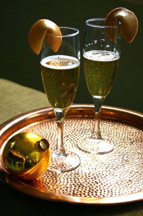 Champagne Recipe, Champagne Recipes Cocktails, New Years Eve Day, Chinese New Year Party, Holiday Hack, Fortune Cookies, Glass Of Champagne, Champagne Cocktail, Fortune Cookie