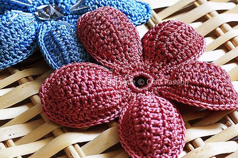 Crochet Pattern: 5-Petal Flower Crochet Puff Flower, Beau Crochet, Crochet Flowers Easy, Confection Au Crochet, Crochet Flowers Free Pattern, Crocheted Flowers, Crochet Simple, Knitted Flowers, Crochet Motifs