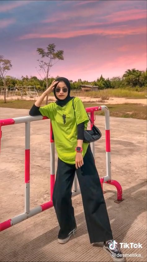 Hijab Swag, Ootd Swag, Outfit Muslim, Ootd Simple, Hijabi Fits, Modern Hijab Fashion, Neon Outfits, Hijabi Outfits Casual, Muslim Fashion Outfits