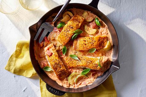 Salmon fillets cook quickly and are coated in a delicious creamy sauce made with tomatoes and zucchini. Learn how to make this easy recipe for dinner. Easy Salmon Dinner, Salmon Skillet, Easy Breakfast Brunch, Dessert Smoothie, Lunch Appetizers, Cottage Cheese Recipes, Grocery Foods, Quick Easy Dinner, Healthy Eating For Kids