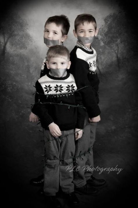 A very cute Christmas photo idea! Christmas Brothers Photoshoot, Sister Brother Christmas Photos, Christmas Card Photo Ideas Brother And Sister, Brothers Christmas Photos Boys, Funny Kid Christmas Picture Ideas, Christmas Photo Ideas, Bad Taste, Three Brothers, Christmas Family Photos