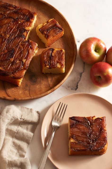 A wooden plate with an apple ricotta cake. A pink plate with a slice of cake and three apples are to the right. Gluten Free Ricotta Cake, Polish Cheesecake, Apple Ricotta, Upside Down Cheesecake, Gluten Free Apple Cake, Ricotta Cake Recipes, Caramelized Apples, Gluten Free Apple, Semolina Cake