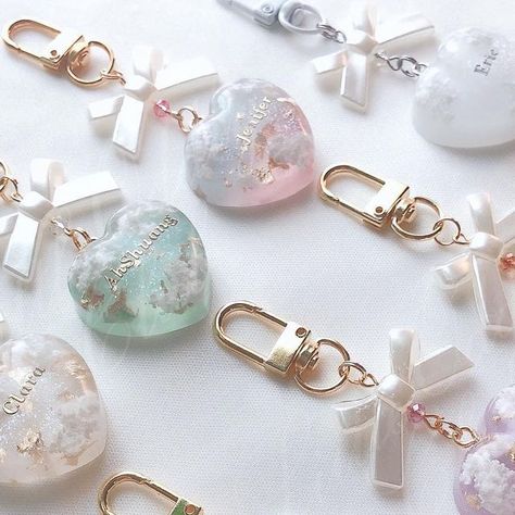 Little Oddly Club ˚ ༘♡ ⋆｡˚ on Instagram: "୨୧⋆｡˚Add personality to your keys, AirPod cover, bags, pouch and many more with this cute Mini Heart Keychains. Also, great as a meaningful customised gift for yourself and your love one ˚୨୧⋆｡˚ ⋆ @littleoddlyclub RM22 each To order, DM us the form below. [Mini Heart Keychain Form] 1. Text : 2. Text Colour: Gold / Silver 3. Design : (example- Pink heart + Gold Flakes with clouds + Ribbon Charm) 4. Key Type : Hook / Ball Chain (Colour) *8 letters max Resin Bag Charm, Resin Keychain Ideas, Airpod Cover, Handmade Keychain, Resin Keychain, Mad Tea Party, Diy Resin Art, Heart Keychain, Diy Cricut