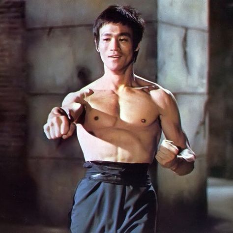 628 Likes, 11 Comments - Charles Damiano (@cdbrlee) on Instagram: “Bruce Lee about to battle Chuck Norris in Return of the Dragon! #brucelee #chucknorris…” Bruce Lee Poster, Be Water My Friend, Bruce Lee Family, Way Of The Dragon, Bruce Lee Martial Arts, Bruce Lee Quotes, Jiu Jitsu Gi, Dragon Hoodie, Bjj Gi