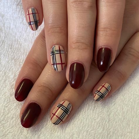 Scottish Themed Nails, Burberry Nails Short, Burberry Nails, Accent Nail Art, Plaid Nail Designs, Ring Finger Nails, Brown Acrylic Nails, Xmas Nail Art, Pink Gel Nails