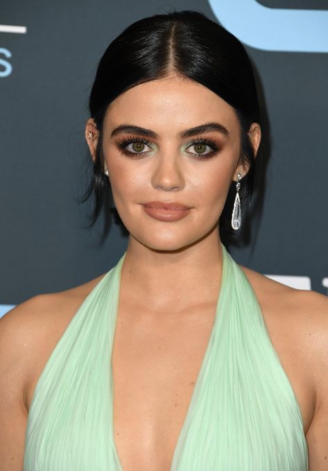 Lucy Hale's Mint Chocolate Shadow at the 2020 Critics' Choice Awards Lucy Hale Makeup, Mint Makeup, Green Eyeshadow Look, Yellow Eye Makeup, Natural Eye Makeup Tutorial, Red Eye Makeup, Hazel Eye Makeup, Celebrity Makeup Looks, Purple Eye Makeup