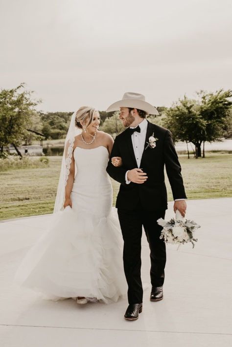 Mens Farmhouse Wedding Attire, Men Cowboy Wedding Outfit, Black Western Suit Men, Western Wedding Groom Suit, Groomens Attire Western, Groom Suit With Cowboy Hat, Groom Suit With Hat, Men’s Wedding Suit Western, Men Suit With Cowboy Boots