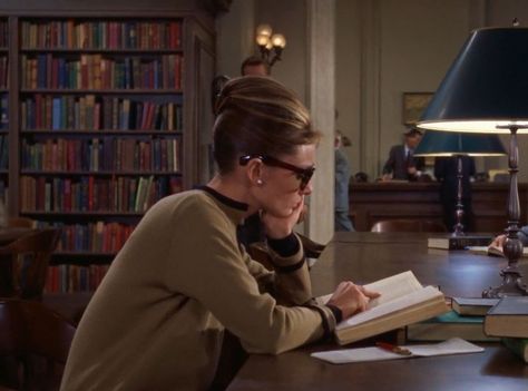 Holly Golightly Aesthetic, Celebrities Reading, Holly Golightly, Library Science, Autumn In New York, Fall Semester, Breakfast At Tiffany's, Woman Reading, Girl Reading