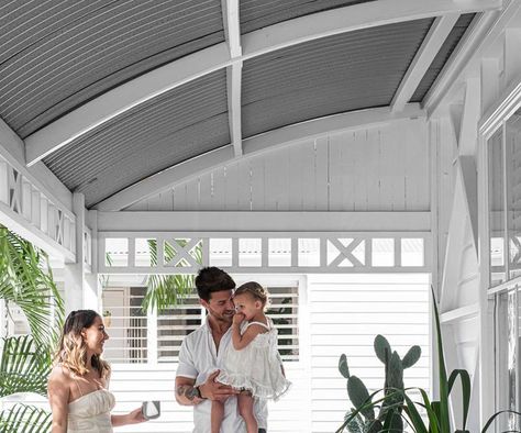 Beach society: A Queenslander workers cottage becomes an entertainer's paradise Timber Cottage, Queenslander Homes Interior, Queenslander Homes Exterior, Queenslander Architecture, Modern Queenslander, Creek Ideas, Brisbane Homes, Queenslander Homes, Workers Cottage