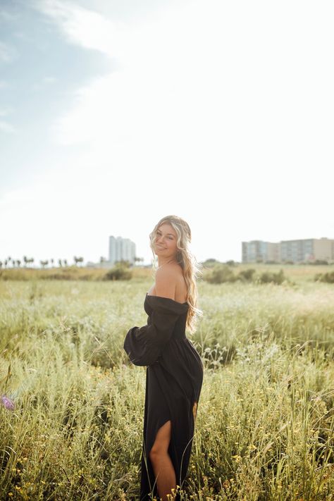 Western Black Dress Photoshoot, Long Black Dress Senior Pictures, Field Dress Photoshoot, Black Dress Field Photoshoot, Photoshoot Poses For Women Dresses, Black Dress Senior Photos, Outdoor Dress Photoshoot, Senior Picture Ideas Black Dress, Photoshoot Dress Poses