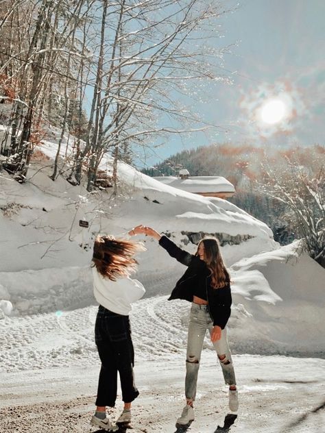 Mom And Me Photos, Winter Couple Pictures, Cute Friend Poses, Snow Pics, Snow Photoshoot, Photography Hacks, Photos Bff, Sister Poses, Snow Pictures