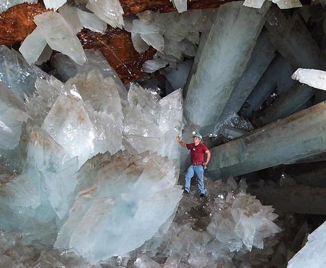 Cave of giant crystals - Chihuahua, Mexico Giant Crystal, Geology Rocks, Crystal Cave, Ice Crystals, Pretty Rocks, Cool Rocks, Beautiful Rocks, Minerals And Gemstones, Rocks And Gems