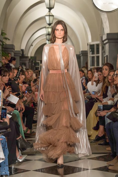 FASHION NEWS - Mercedes-Benz Fashion Week Mexico City Fall/Winter 2019:  http://www.fashionstudiomagazine.com/2019/04/fashion-news-mexico.html   #fashion #style #moda #trends #white #MBFWMx #MexicoCity #lifestyle Mexico Fashion Week, Orianka Kilcher, Beauty Events, Mexico Fashion, Mexican Fashion, Designer Runway, Beauty Event, Fashion Board, Fashion Images