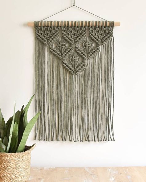 Tapestry Inspiration, Macrame Inspiration, Art Macramé, Macrame Wall Hanging Tutorial, Hanging Diy, Makramee Diy, Macrame Wall Hanging Diy, Macrame Wall Hanging Patterns, Macrame Plant Holder