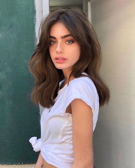 natural makeup Medium Length Hairdos, Yael Shelbia, Waves Haircut, Fall Hair Trends, Grunge Hair, Medium Length Hair Cuts, Hair Waves, Brunettes, Hairstyles With Bangs