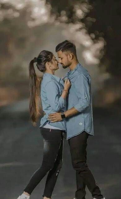 Copul Photoshoot Ideas, Outdoor Copul Shoot, Couple Outfits For Pre Wedding Shoot, Couple Poses In Jeans Top, Free Wedding Shoot Photos, Couple Tshirts Photoshoot, Copul Pic Romantic, Copul Photoshoot, Copul Poses