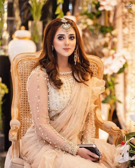 #JannatMirza looks so pretty at her sister #AlishbahAnnjum's engagement ❤ 📷 Ahmad Mahmood Photography Jannat Mirza, डिजाइनर कपड़े, Engagement Bride, Velvet Dress Designs, Bridal Dresses Pakistan, Pakistani Wedding Outfits, Bridal Shoot, Pakistani Wedding, Bollywood Fashion