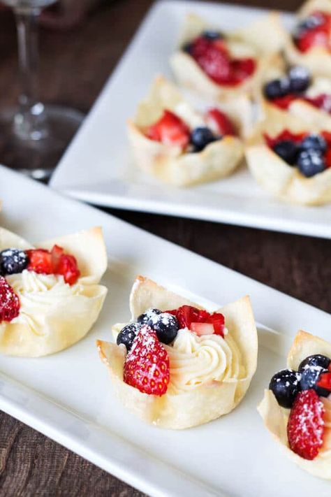 These crunchy, creamy, juicy mini berry tartlets are super easy to make. No pastry dough needed! Berry Tartlets, Focaccia Dolce, Wonton Recipes, Afternoon Tea Recipes, Cookie Cups, Köstliche Desserts, Pastry Dough, Yummy Desserts, Cannoli