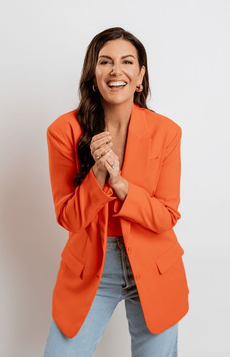 Amy Porterfield | Online Marketing Expert & NY Times Best Selling Author Personal Branding Photoshoot Outfit, Professional Branding Photoshoot, Colorful Headshots, Amy Porterfield, Hairstylist Branding, Professional Headshots Women, Business Portrait Photography, Digital Course, Headshots Women