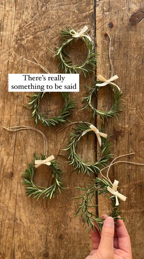 Rosemary Crafts Christmas Gifts, Rosemary Wreaths Diy, Mini Rosemary Wreath, Rosemary Christmas Wreath, Diy Rosemary Wreath, Rosemary Christmas Decor, Scandinavian Christmas Crafts, Rosemary Wreath Diy, Rosemary Wreaths