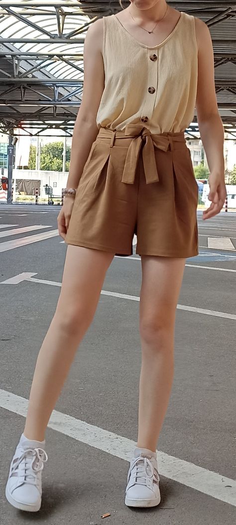 Brown Shorts Summer Outfit, Brown Shorts Outfit Summer, Rubber Shoes Outfit, Beige Shorts Outfit, Brown Shorts Outfit, Shorts And White Sneakers, Khaki Shorts Outfit, Beige Trouser, Beige Tank Top