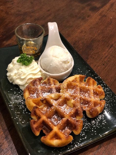 Waffle Serving Ideas, Waffle Decoration Ideas, Dessert Plate Decoration, Juice Bar Interior, Table Spread, Dessert Restaurants, Bakery Shop Design, Waffle Ice Cream, Plate Decoration