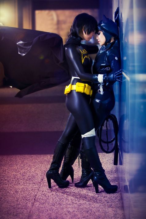 Batgirl /Catwoman Batgirl Cosplay, Latex Cosplay, Dc Comics Cosplay, Catwoman Cosplay, Cat Women, Univers Dc, Batman And Catwoman, Couple Halloween, Couple Halloween Costumes