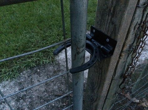 Horse Shoe Gate Latch Diy Round Yard Horse, Horseshoe Gate Latch, Horse Shoe Gate Latch Ideas, Horse Gate Latch, Farm Gate Latch, Horseshoe Latch, Gate Latch Ideas Diy, Gate Latch Ideas, Round Pens For Horses