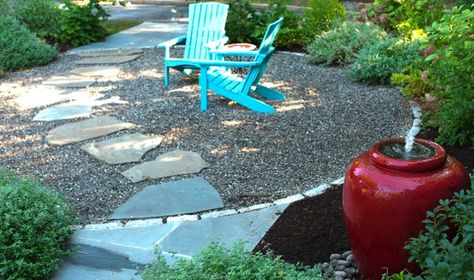 A longtime favorite in the United Kingdom, pea gravel has been gaining traction here gradually, as homeowners begin to recognize its benefits for use in patios. Diy Patio Ideas, Pea Gravel Patio, Terrasse Design, Gravel Landscaping, Gravel Patio, Pea Gravel, Garden Wallpaper, Front Patio, Traditional Landscape