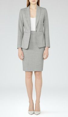 Work Travel Outfit, Grey Skirt Suit, Interview Suits, Light Grey Dress, Light Grey Suits, Lawyer Fashion, Summer Suit, Women Suits, Grey Pencil Skirt