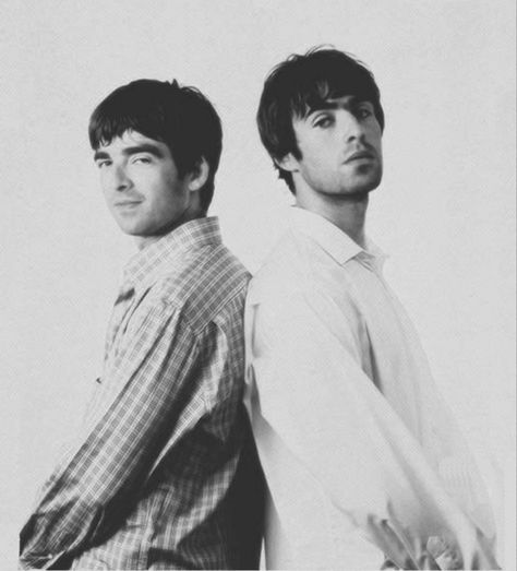 Noel Gallagher Young, Liam And Noel Gallagher, Oasis Album, Wonderwall Oasis, Liam Gallagher Oasis, Liam And Noel, Oasis Band, Noel Gallagher, Liam Gallagher