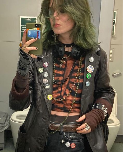 Alternative Closet Ideas, Femme Androgynous Style, Punk Goblincore Aesthetic, 1980s Punk, Steampunk Fashion Nonbinary, Alt Masc Outfits Punk, Androgynous Goth Fashion, Vivienne Westwood 80s Punk Rock, Estilo Punk