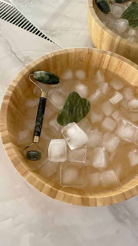 #Self love #aesthetic Self care with gua sha, jade roller, and ice. Aesthetic Bad Acne, Jade Roller, Healthy Lifestyle Inspiration, Gua Sha, العناية بالشعر, Me Time, Clear Skin, العناية بالبشرة, Glowing Skin