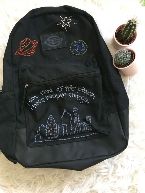 𝗽𝗶𝗻𝘁𝗲𝗿𝗲𝘀𝘁: 𝗵𝗼𝗻𝗲𝗲𝘆𝗷𝗶𝗻 ✩ Painting Ideas On Bagpack, Backpack Decoration Ideas, Backpack Grunge, Painted Backpack, Grunge Backpack, Backpack Embroidery, Mochila Jansport, Backpack Drawing, Painting Backpack