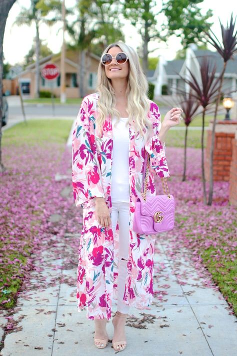 White Floral Outfit, Print Cardigan Outfit, Dress Over Jeans, Kimono Outfits, Kimono Outfit, Mode Kimono, White Jeans Outfit, Outfit Primavera, How To Dress A Bed