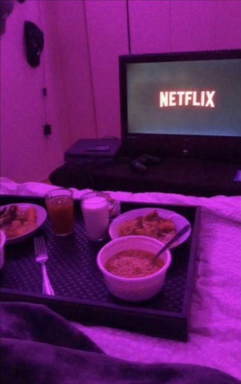 Watching Netflix In Bed Aesthetic, Girl Watching Netflix Aesthetic, Netflix Astethic, Netflix And Chill Aesthetic Night, Netflix And Chill Aesthetic, Netflix Tumblr, Movie Night Aesthetic, Netflix Aesthetic, Chill Aesthetic