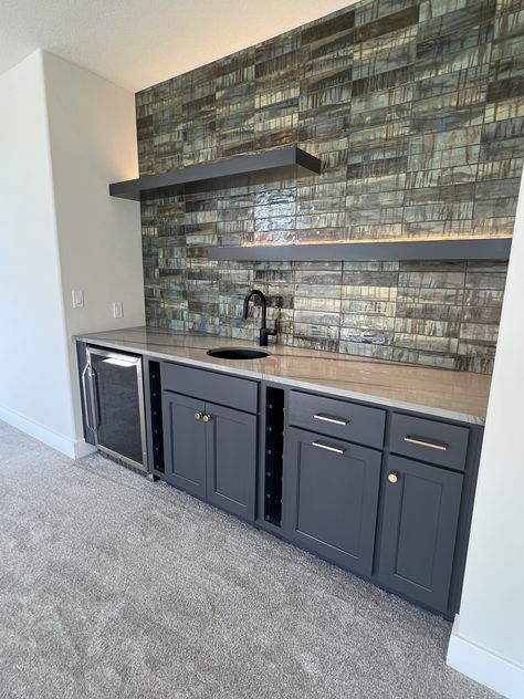 Contemporary Basement Bar, Wetbar Remodel Living Room, Walk Up Bar Basement, Downstairs Kitchenette, Nook Shelving, Basement Dry Bar, Basement Bedroom Decor, Basement Bar Wall, Basement Bar Cabinets