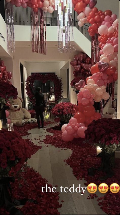 Room Filled With Flowers, Room Full Of Roses, Romantic Room Decoration, Luxury Flower Bouquets, Bed Of Roses, Birthday Ideas For Her, Romantic Surprise, Romantic Room, Flower Gift Ideas