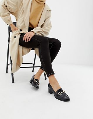 Heel Loafers Outfit, Heeled Loafers Outfit, Gucci Loafers Women, Black Loafers Outfit, Loafer Outfits, Loafers Outfit, Block Heel Loafers, Casual Skirt Outfits, Nursing Shoes