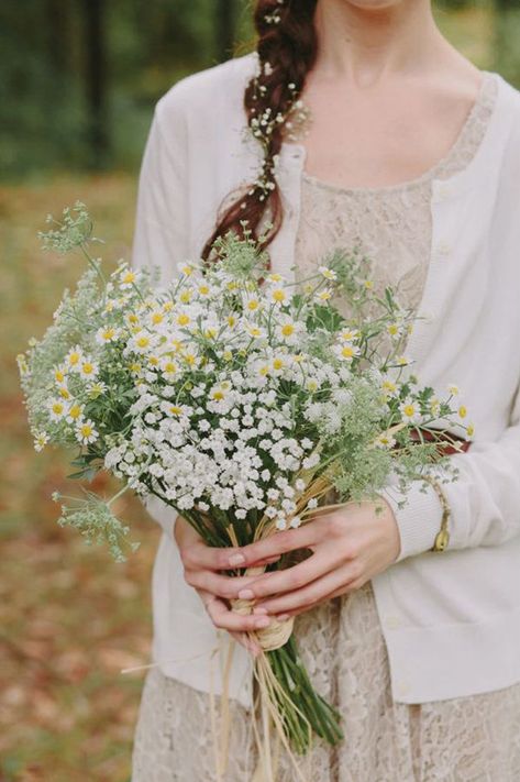 White Wildflower Bouquet, Daisy Wedding Theme, Wedding Cottagecore, Cottage Core Wedding, Cottagecore Wedding, Diy Bridal Bouquet, Cottage Wedding, Daisy Wedding, Diy Bridal