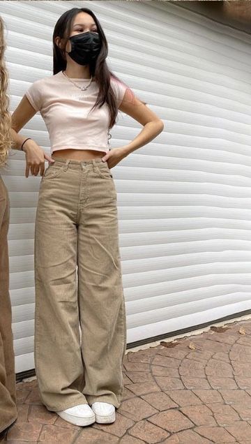 How To Style Light Brown Pants, Light Brown Dress Pants Outfit, Tan Jeans Outfit Aesthetic, Tan Courdory Pants Outfit, How To Style Kakhi Pants, Outfits With Kakis Pants, Tan Pants Outfit Aesthetic, Cute Outfits With Khaki Pants, Kakhi Pants Outfit Women