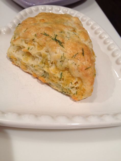 Dill Scones, Dill Cheddar Scones, Cheddar Bacon Scones, Bacon Cheddar Chive Scones, Rosemary Cheddar Scones, Cheese Scones, Savory Bread, Bread Roll, Savoury Baking