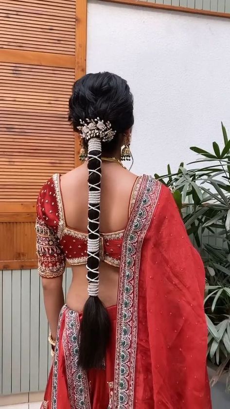 Choti Hairstyle For Bridal, Open Hairstyles For Round Face, Vidhi Hairstyle, Bridal Choti Hairstyle, Punjabi Hairstyles, Mehndi Hairstyles, Hair Style On Saree, Hair Style Vedio, Bridal Braids