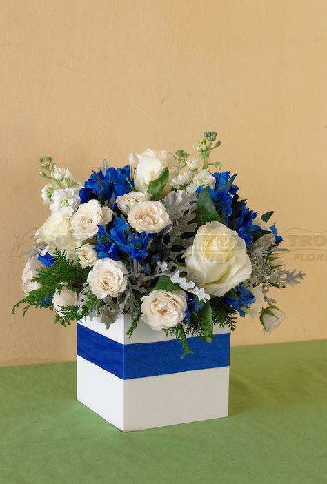 Centro de mesa Blue Flower Arrangements, Blue Decorations, 70th Birthday Decorations, International Baccalaureate, White Wedding Theme, Flower Centerpieces Wedding, 70th Birthday, Blue Decor, Flower Centerpieces